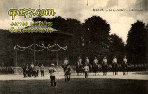 Meaux (Seine-et-Marne) - Le 14 Juillet – L&rsquo;Acollade