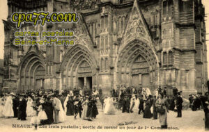 Meaux (Seine-et-Marne) - Les trois portails, sortie de messe un jour de 1ere Communion