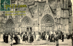 Meaux (Seine-et-Marne) - Les 3 Portails – Sortie de mess un jour de 1ere Communion