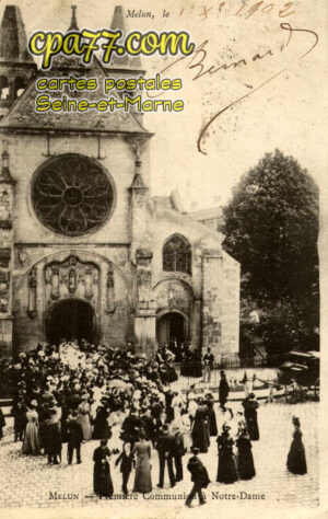 Melun (Seine-et-Marne) - Première Communion à Notre-Dame