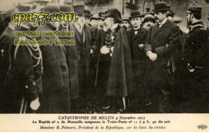 Melun (Seine-et-Marne) - Catastrophe de Melun 4 Novembre 1913 – Le Rapide n° 2 de Marseille tamponne le Train-Poste n° 11 à 9h40 du soir – Monsieur R. Poincaré, Président de la République, sur les lieux du sinistre
