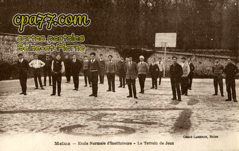 Melun (Seine-et-Marne) - Ecole Normale d&rsquo;Instituteurs – le terrain de jeux