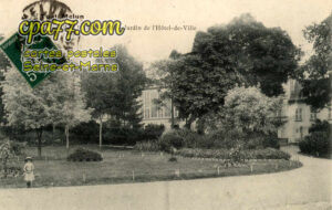 Melun (Seine-et-Marne) - Jardin de l&rsquo;Hôtel de Ville