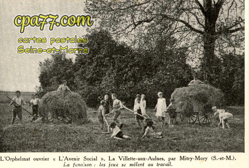 Mitry Mory (Seine-et-Marne) - L&rsquo;Orphelinat ouvrier « L&rsquo;Avenir Social » La Villette-aux-Aulnes – La Fenaison : les jeux se mêlent au travail