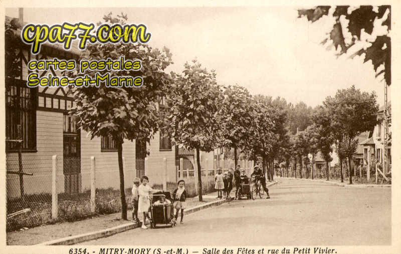 Mitry Mory (Seine-et-Marne) - Salle des Fêtes et rue du Petit Vivier