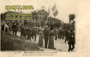 Mitry Mory (Seine-et-Marne) - Concours de Musique 1913 – Le défilé devant les Ecoles, 29 Juin 1913