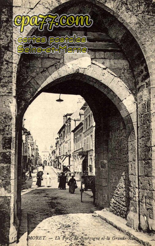 Moret Sur Loing (Seine-et-Marne) - La Porte de Bourgogne et la Grande Rue