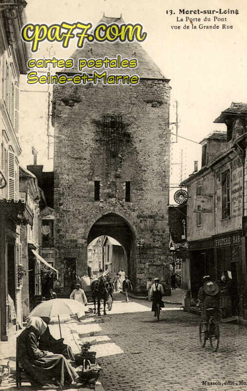 Moret Sur Loing (Seine-et-Marne) - La Porte du Pont vue de la grande Rue