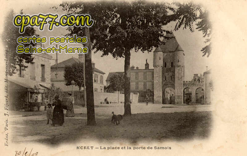 Moret Sur Loing (Seine-et-Marne) - La place et la porte de Samois