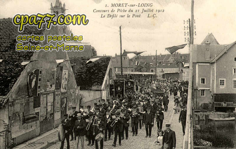 Moret Sur Loing (Seine-et-Marne) - Concours de Pêche du 21 Juillet 1912 – Le Défilé sur le Pont