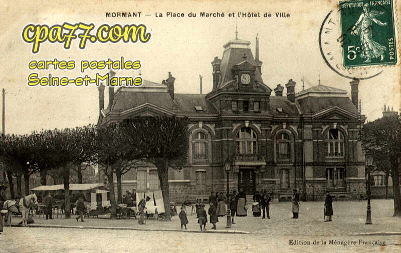 Mormant (Seine-et-Marne) - La Place du Marché et l&rsquo;Hôtel de Ville