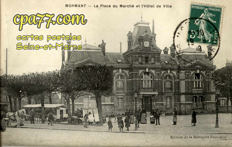Mormant (Seine-et-Marne) - La Place du Marché et l&rsquo;Hôtel de Ville