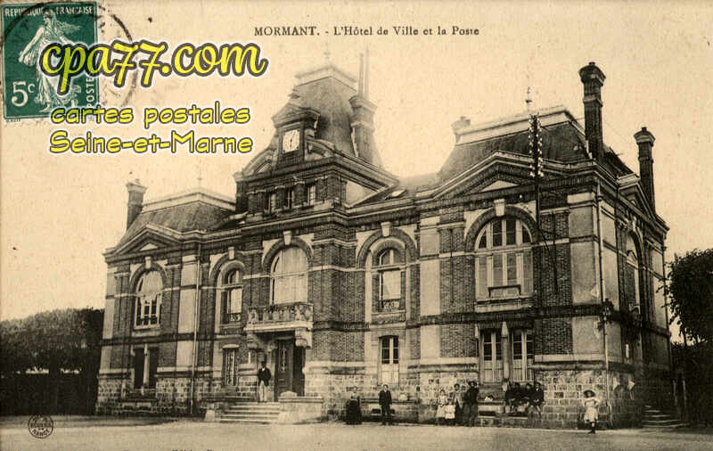 Mormant (Seine-et-Marne) - L&rsquo;Hôtel-de-Ville et la Poste