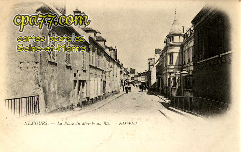 Nemours (Seine-et-Marne) - La Place du Marché au Blé
