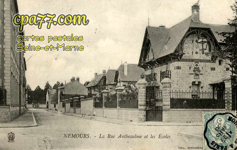 Nemours (Seine-et-Marne) - La Rue Antheaulme et les Ecoles