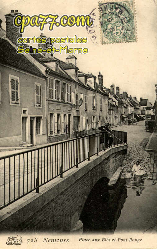 Nemours (Seine-et-Marne) - Place aux Blés et Pont Rouge