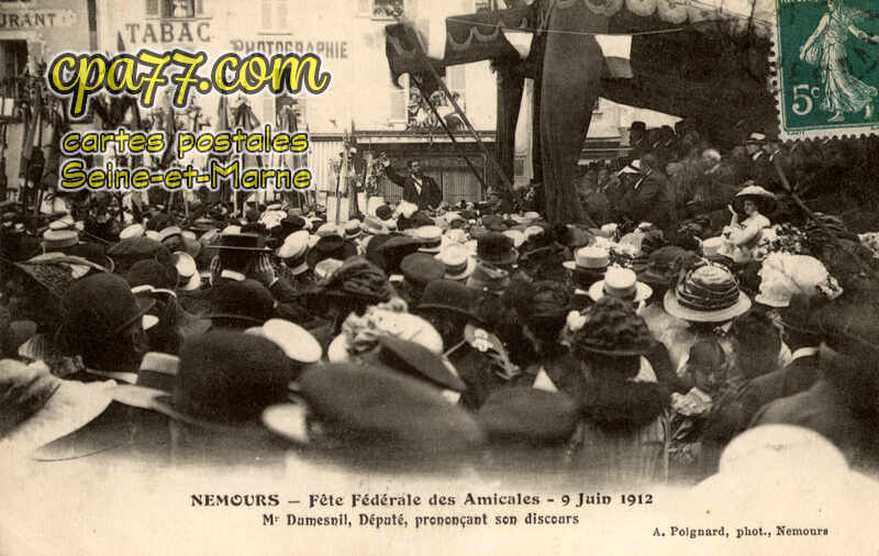 Nemours (Seine-et-Marne) - Rue de Paris – Sortie des ouvrières de la Fabrique des Corsets
