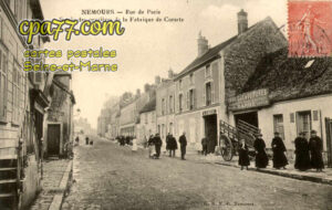 Nemours (Seine-et-Marne) - Rue de Paris – Sortie des ouvrières de la Fabrique de Corsets