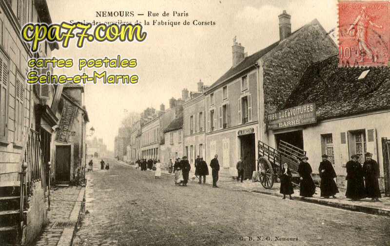 Nemours (Seine-et-Marne) - Rue de Paris – Sortie des ouvrières de la Fabrique de Corsets