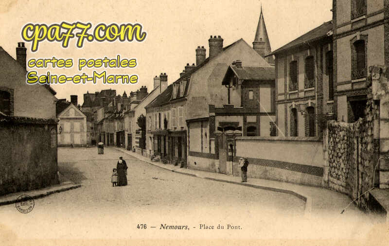 Nemours (Seine-et-Marne) - Place du Pont