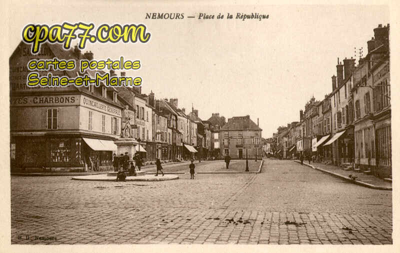 Nemours (Seine-et-Marne) - Place de la République