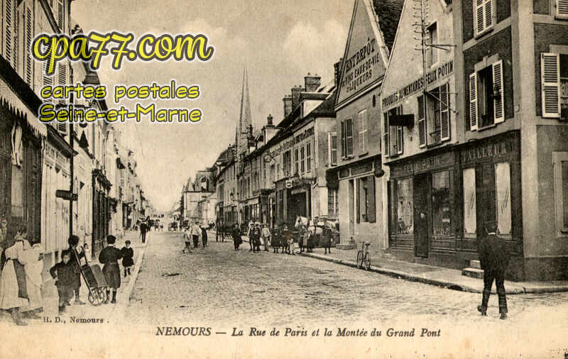 Nemours (Seine-et-Marne) - La Rue de Paris et la Montée du Grand Pont
