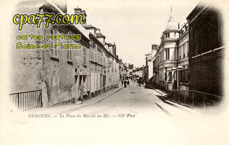 Nemours (Seine-et-Marne) - La Place du Marché au Blé