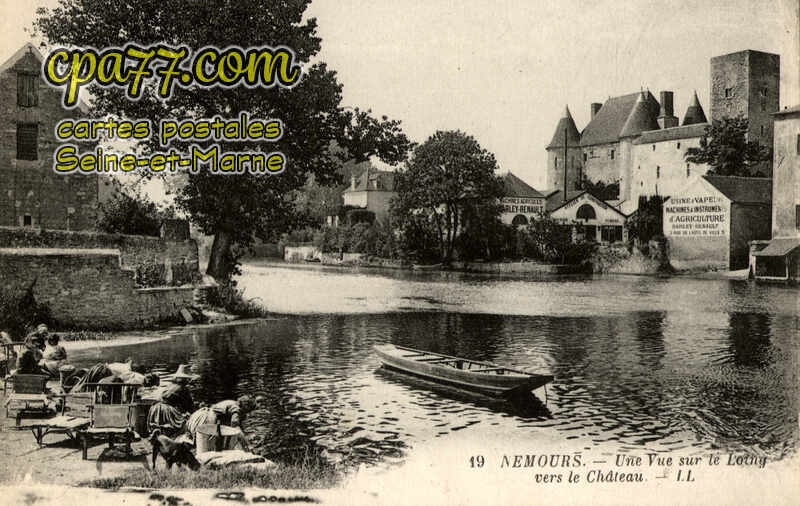 Nemours (Seine-et-Marne) - Une Vue sur le Loing vers le Château