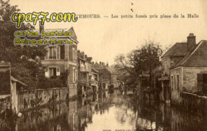 Nemours (Seine-et-Marne) - Les Petits Fossés pris place de la Halle