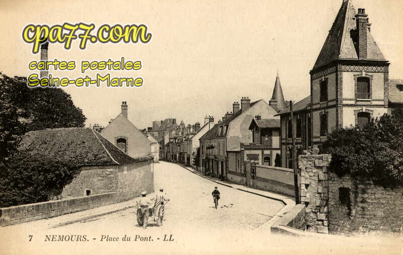 Nemours (Seine-et-Marne) - Place du Pont