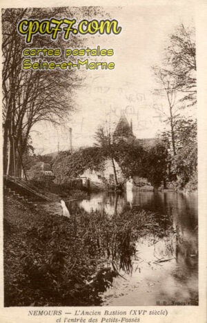 Nemours (Seine-et-Marne) - L&rsquo;Ancien Bastion (XVI°siècle) et l&rsquo;entrée des Petits-Fossés