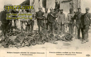 Chauconin Neufmontiers (Seine-et-Marne) - Soldats français affublés de casques allemands