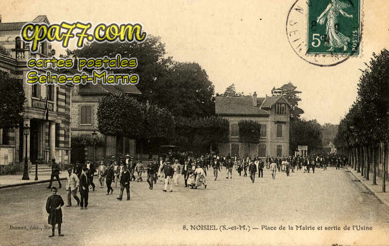 Noisiel (Seine-et-Marne) - Place de la Mairie et sortie de l&rsquo;Usine