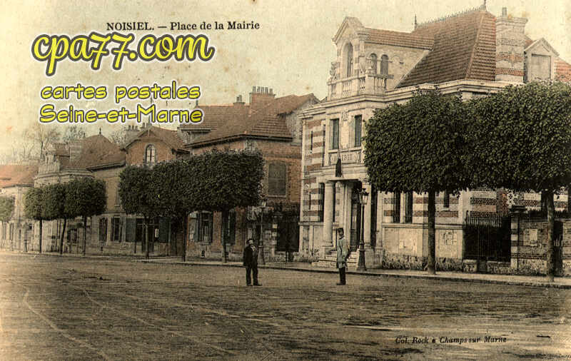 Noisiel (Seine-et-Marne) - Place de la Mairie