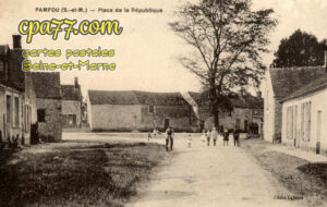 Pamfou (Seine-et-Marne) - Place de la République