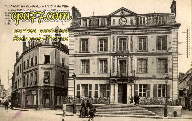 Provins (Seine-et-Marne) - L&rsquo;Hôtel de Ville – Ancien café des Colonnes, acheté en 1823 pour remplacer le magnifique monument du temps de François 1er dans lequel était la Mairie et qui fut détruit par un incendie dans la nuit du 2 Janvier 1821.