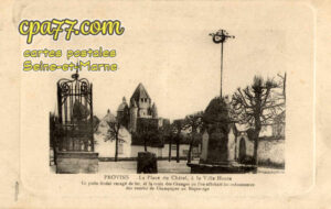 Provins (Seine-et-Marne) - La Place du Châtel, à la Ville Haute