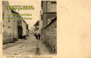 Recloses (Seine-et-Marne) - Rue et Place du Pilori, conduisant à la tour de Larchant