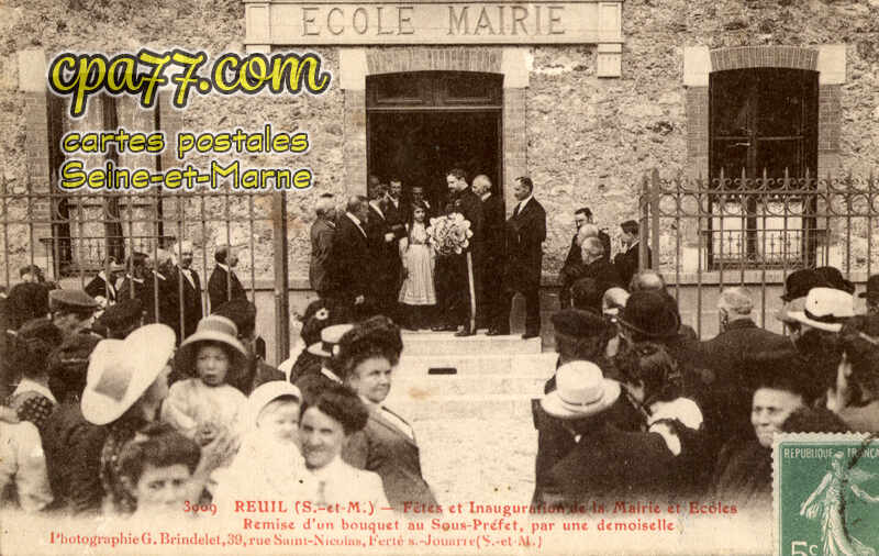 Reuil En Brie (Seine-et-Marne) - Fête et Inauguration de la Mairie et Ecoles – Remise d&rsquo;un bouquet au Sous-Préfet, par une demoiselle
