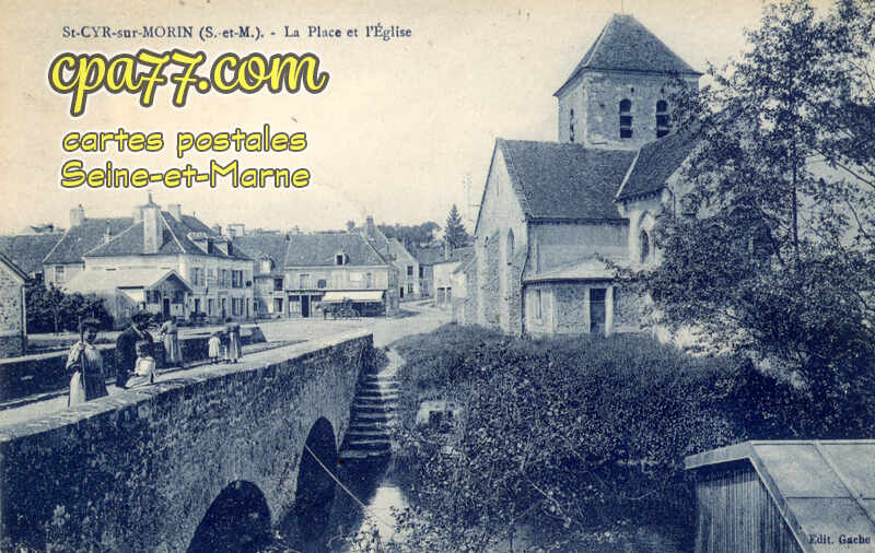 St Cyr Sur Morin (Seine-et-Marne) - La Place et l&rsquo;Eglise