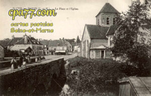 St Cyr Sur Morin (Seine-et-Marne) - La Place et l&rsquo;Eglise