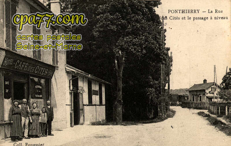 St Fargeau Ponthierry (Seine-et-Marne) - La Rue des Cités et le passage à niveau