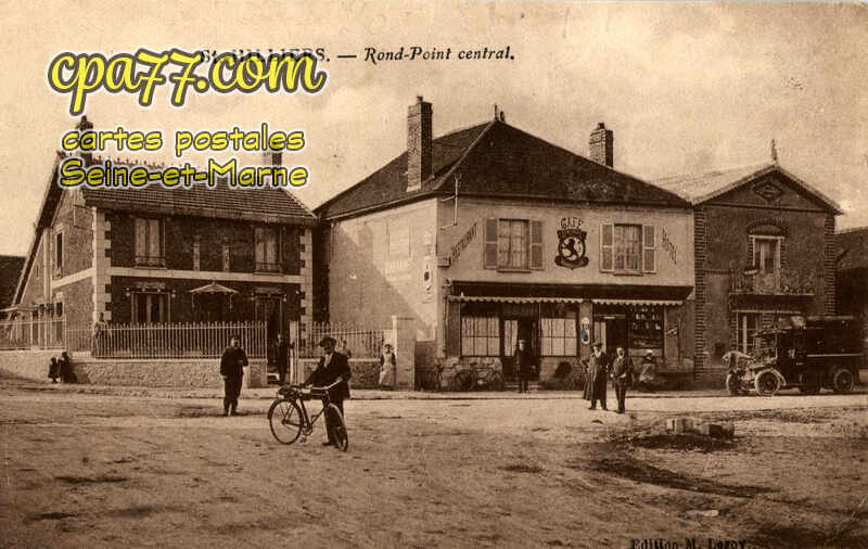 St Hilliers (Seine-et-Marne) - Rond-Point central