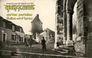 St Loup De Naud (Seine-et-Marne) - Place de l&rsquo;Eglise – Le Porche (XIIe siècle)