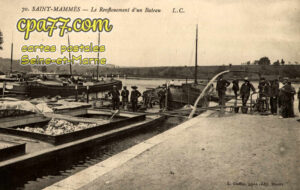 St Mammès (Seine-et-Marne) - Le Renflouement d&rsquo;un Bateau