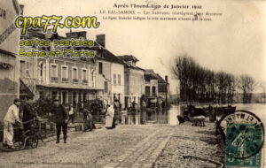 Samois Sur Seine (Seine-et-Marne) - Après l&rsquo;Inondation de Janvier 1910 – Les habitants réintègrent leur demeure – La ligne blanche indique la cote maximum atteinte par la crue