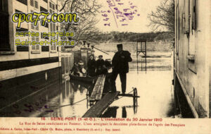 Seine Port (Seine-et-Marne) - L&rsquo;Inondation du 30 Janvier 1910 – La Rue de Seine conduisant au Passeur. L&rsquo;eau atteignait la deuxième plate-forme de l&rsquo;agrès des Pompiers (en l&rsquo;état)