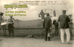La Tombe (Seine-et-Marne) - Course d&rsquo;Aéroplanes Paris-Rome – 28 Mai 1911 – L&rsquo;Aviateur Bathiat se prépare à partir pour Dijon après les deux tours d&rsquo;essai le lundi 29 Mai à 6 h. du soir