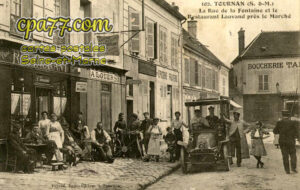 Tournan En Brie (Seine-et-Marne) - La Rue de la Fontaine et le Restaurant Lauvand près le Marché