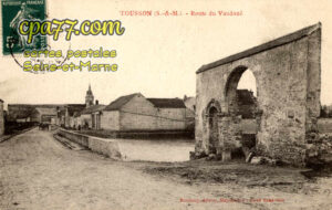 Tousson (Seine-et-Marne) - Route du Vaudoué